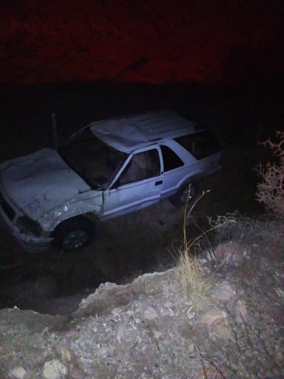 El vehículo se salió del camino y terminó entre los arbustos. (EL SIGLO DE TORREÓN)