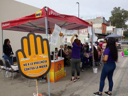 En el marco del Día Internacional de la Mujer, el Centro de Justicia instaló este domingo 8 un stand en el Paseo Santos Valdés y el personal colocó el Tendedero del Acoso. (EL SIGLO DE TORREÓN)