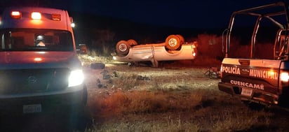 Una persona sin vida y tres más con lesiones de consideración, fue el saldo de una volcadura registrada durante las primeras horas de este domingo en Cuencamé, Durango. (EL SIGLO DE TORREÓN)