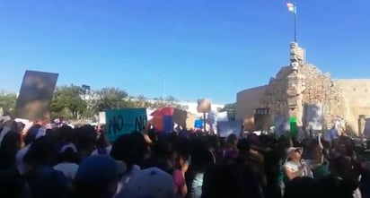 En el marco del Día Internacional de la Mujer, miles de mujeres se movilizaron desde el Monumento a la Patria, y hasta el Remate del mismo Paseo de Montejo, para dejar constancia de que la lucha e igualdad, aún persiste. (ESPECIAL)