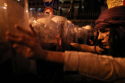 La policía antidisturbios turca intervino hoy con gases lacrimógenos y cargas contra una marcha feminista por el 8M que pretendía manifestarse en la céntrica calle Istiklal de Estambul, tradicional lugar de concentraciones cívicas pero desde hace años cerrado a toda marcha reivindicativa, y ha detenido a 34 personas. (EFE)