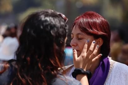 En un video se observa cuando una mujer lanza una bomba contra los policías que resguardaban la puerta mariana de Palacio Nacional, y el explosivo estalla frente a fotógrafos. (ESPECIAL)
