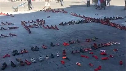 Un día después de la conmemoración por el Día Internacional de la Mujer y por el paro nacional de mujeres, una docena de mujeres decidieron realizar un performance para exigir un alto al índice de feminicidios y de violencia contra las niñas y mujeres usando zapatillas rojas y calcetas rojas, con las cuales formaron la palabra 'NI UNA MUJER +'. (ESPECIAL)