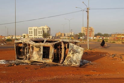 Al menos 43 personas murieron y seis resultaron heridas este domingo en varios ataques de 'individuos armados no identificados' en el norte de Burkina Faso. (ARCHIVO) 