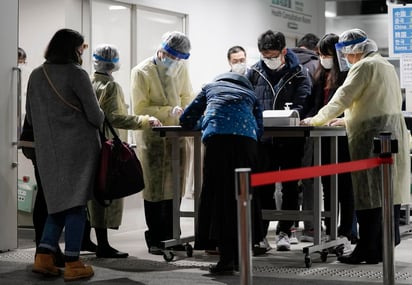 El Gobierno de Japón impuso a partir de este lunes a todas aquellas personas, japoneses incluidos, que lleguen al país procedentes de China y Corea del Sur una cuarentena de dos semanas. (ARCHIVO) 