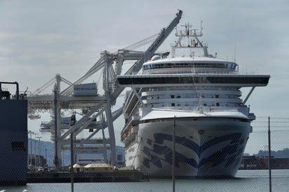 El crucero Grand Princess, que partió de Hawái el pasado 29 de febrero y en el que viajaban unas 3,500 personas, de las que 21 han dado positivo por coronavirus, atracó este lunes. (EFE) 