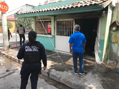 Un hombre resultó con quemaduras de primer y según grado en el 25 por ciento de su cuerpo tras un incendio registrado la tarde de este lunes en la colonia Eduardo Guerra de la ciudad de Torreón. (EL SIGLO DE TORREÓN)