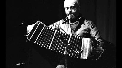 Astor Pantaleón Piazzolla, uno de los músicos de tango más importantes en la escena musical del siglo XX. (ESPECIAL)