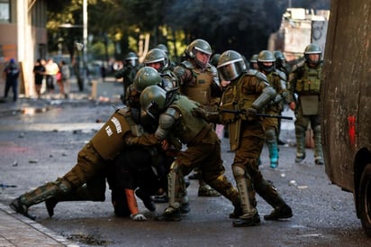 Un video viral en el que se ve como dos agentes golpean a un adulto mayor en la marcha feminista del pasado domingo ha vuelto a abrir el debate sobre el uso excesivo de la fuerza por parte del cuerpo policial. (ARCHIVO) 