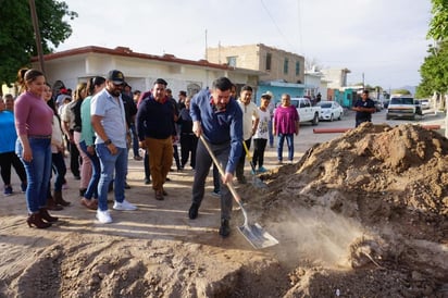 Se informó que se colocará más de medio kilómetro de tubería nueva, se construirá un pequeño cárcamo y se instalará una bomba que ayudará a desazolvar las fosa residual. Esta obra se estima que beneficie a más de 4 mil 500 habitantes. (EL SIGLO DE TORREÓN)