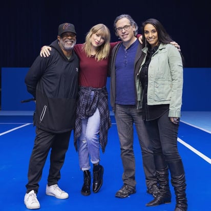 Equipo. El mexicano Rodrigo Prieto estuvo detrás de la dirección de fotografía del último videoclip de Taylor Swift, The Man. (ESPECIAL)