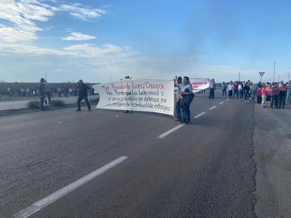 Aunque el cierre de la vialidad duró alrededor de 30 minutos, se generaron largas filas de vehículos. (RENÉ ARELLANO/EL SIGLO DE TORREÓN)