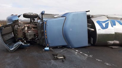 La pipa terminó volcada sobre uno de sus costados en medio de dos carriles de la carretera. (EL SIGLO DE TORREÓN)