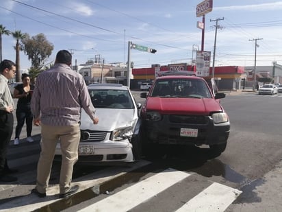 Con sus ángulos frontales se impactaron el automóvil VW Jetta y la camioneta Ford Escape y por suerte no hubo heridos .