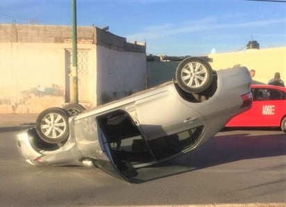 El accidente vial ocurrió cerca de las 7:40 de la mañana sobre el bulevar San Alberto y la calle Iglesia de Filadelfia de dicho sector habitacional.
(EL SIGLO DE TORREÓN)