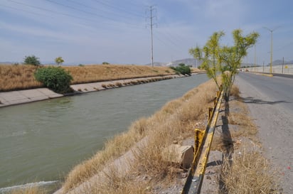 Autoridades recomiendan no meterse al agua en los canales, a fin de evitar accidentes. (EL SIGLO DE TORREÓN)