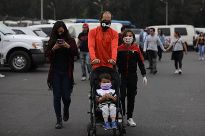 Familia. Varios llegaron con cubrebocas al festival.