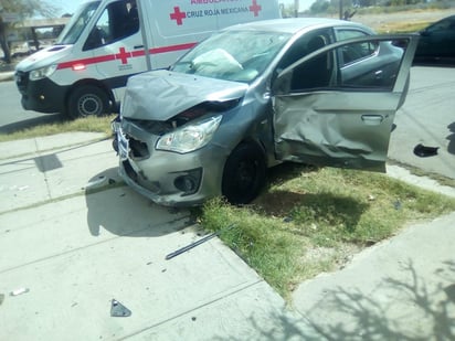 Ambos vehículos que participaron en el accidente vial resultaron con daños materiales de consideración. (EL SIGLO DE TORREÓN)