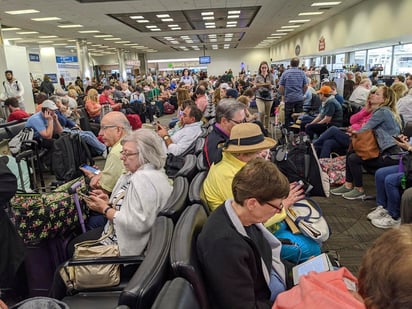  La obligación de someter a los pasajeros procedentes de Europa a controles que descarten que presentan síntomas de padecer el COVID-19 ha creado el caos en los aeropuertos de Estados Unidos, ocasionando horas de espera para poder pasar los controles fronterizos. (AP)