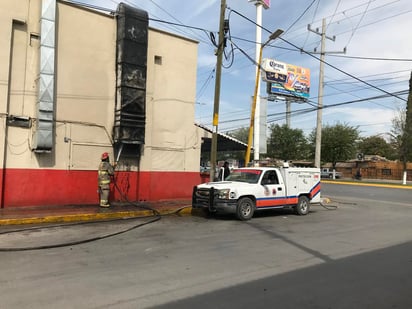 Presuntamente, el incidente ocurrió debido a la acumulación de grasa en el ducto de la campana metálica de los asadores. (EL SIGLO DE TORREÓN)