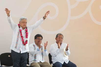 López Obrador expuso que durante sus recorridos por carreteras fue abordado en múltiples ocasiones por habitantes del estado, quienes le hacían peticiones. (NOTIMEX)