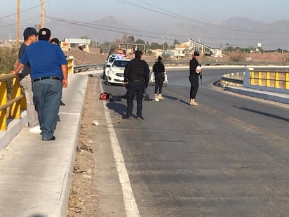 La mujer quedó sin vida sobre la carpeta asfáltica en el puente vehicular Comarca, de Lerdo.