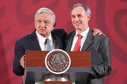 El presidente López Obrador reiteró que hará caso de la recomendación de los especialistas, 'lo que no puedo hacer es venir con un tapa boca, porque dirían: si así está el Presidente como va a estar la gente'.
(NOTIMEX)