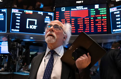 El Dow Jones perdió 2,999.07 puntos, situándose en unos 20,186.55 enteros. (AP)