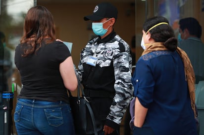 Esta tarde en rueda de prensa, el Secretario de Salud, Sergio González Romero, confirmó que subió la cifra de casos positivos de Covid-19 en Durango. (ARCHIVO)