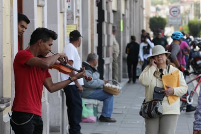 Jóvenes con talento no encuentran mejores oportunidades, alertó la Organización Internacional del Trabajo. (EFE) 