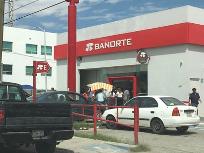 En un recorrido por distintas sucursales bancarias se observó en el exterior a los clientes en fila para recibir el servicio, mientras que en el interior había pocos usuarios y personal.
(EL SIGLO DE TORREÓN)