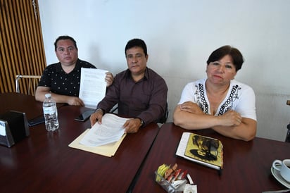 Jesús Rafael Macías Rodríguez, titular de la secretaría jurídica del Comité Municipal Auxiliar de Morena en Torreón, explicó que en el 2018 la actual diputada reportó como robada una camioneta RAV Toyota color gris que era propiedad del partido político, sin embargo, no hubo tal delito, sino que el vehículo fue siniestrado en una volcadura.
(EL SIGLO DE TORREÓN)