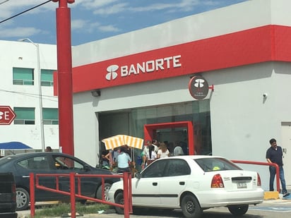 Ayer se observaron largas filas en el exterior de las sucursales bancarias; piden utilizar aplicación móvil y sitios de internet. (EL SIGLO DE TORREÓN) 