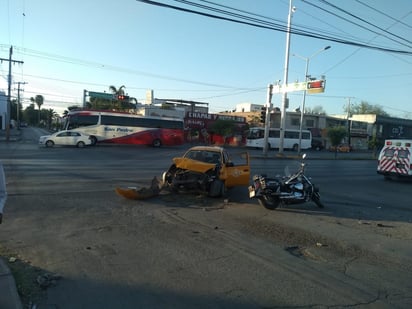 El taxi Nissan March quedó muy dañado de su frente, aunque también el Nissan Sentra, en su costado. (EL SIGLO DE TORREÓN)