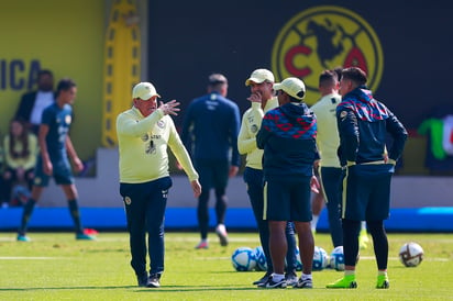 El cuerpo técnico encabezado por el estratega Miguel Herrera (i) sigue sin conocer qué sucederá con el plan de trabajo para esta semana. (ARCHIVO) 