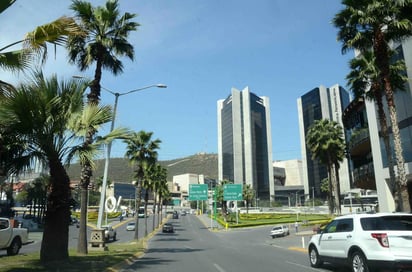 Las amplias y modernas avenidas, habitualmente congestionadas a cualquier hora del día en San Pedro Garza García, Nuevo León, este martes lucieron semidesiertas. (EL UNIVERSAL)