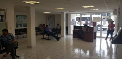 El representante social explicó que el filtro de control para el acceso a las instalaciones de la Fiscalía en la Región Centro, es una medida preventiva contra el Coronavirus. (EL SIGLO COAHUILA)