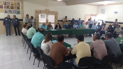 Los participantes de la movilización sostuvieron una reunión en las instalaciones de la Cámara Nacional de Comercio y Servicios Turísticos de Sabinas. (EL SIGLO COAHUILA)