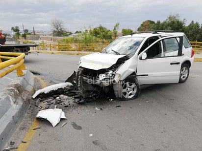 Peritos de los Tribunales de Justicia Municipal se encargaron de tomar conocimiento y según confirmaron, la unidad registró perdida total ya que el motor se desprendió. (EL SIGLO DE TORREÓN)