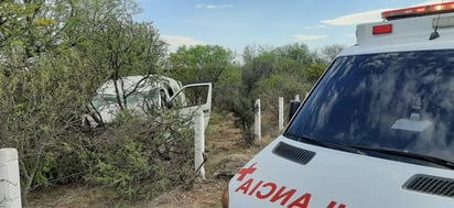 La unidad siniestrada es una camioneta tipo van de color blanco de reciente modelo, la cual se salió del camino y se impactó contra los postes de concreto del cercado lateral.
(EL SIGLO DE TORREÓN)