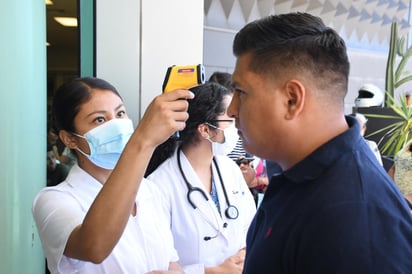 Buscan prevenir el contagio del coronavirus en el edificio de la Presidencia Municipal, esto a través de un filtro de revisión obligatoria en el acceso principal del inmueble. (FERNANDO COMPEÁN)