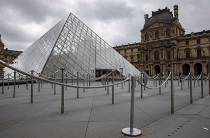 Respuesta. El Museo del Louvre, recinto nacional de Francia, fue de los primeros lugares en cerrar sus puertas como medida sanitaria por la contingencia que actualmente pone en jaque a la humanidad. (EFE)