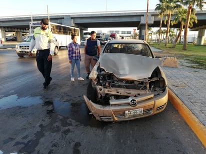 El Chevy Monza quedó muy dañado de su frente en el choque.