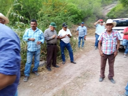 Personal de la Comisión Nacional del Agua acudió a entregar un documento en donde se ordenaba que abrieran compuerta y dieran agua para su siembra a 8 productores de la pequeña propiedad de Sapioriz. (EL SIGLO DE TORREÓN)