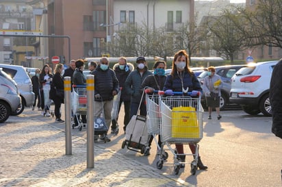 Seguirán abiertas las farmacias, parafarmacias, los servicios bancarios, postales, de aseguradoras y servicios públicos esenciales como el transporte. (EFE)
