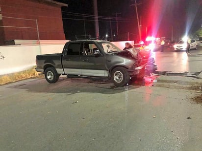 Debido al estado en el que se encontraba, perdió el control, y chocó con su parte frontal contra el poste que sostenía la cámara de seguridad. (EL SIGLO DE TORREÓN)