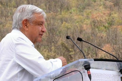  El presidente de México, Andrés Manuel López Obrador, advirtió este domingo que se avizora una crisis económica provocada por el coronavirus y la caída del precio del petróleo y ante ese escenario sugirió al banco central de su país no utilizar reservas internacionales para detener la caída del peso mexicano. (EFE)