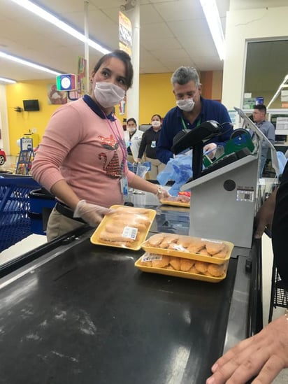 Trabajadores de centros comerciales atienden al público con guantes de látex, tapabocas y gel desinfectante. (EL SIGLO COAHUILA)