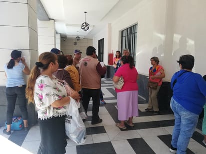 Algunos se juntaron en la puerta, olvidando la “sana distancia” como lo marcan las autoridades de salud de mantener por lo menos 1.5 metros de distancia de una persona a otra. (GUADALUPE MIRANDA)