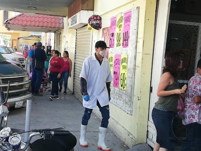 Los materiales con los que están hechas las mascarillas quirúrgicas, también conocidas como cubrebocas o tapabocas, tienen un tejido especial y muy cerrado. (EL SIGLO DE TORREÓN)